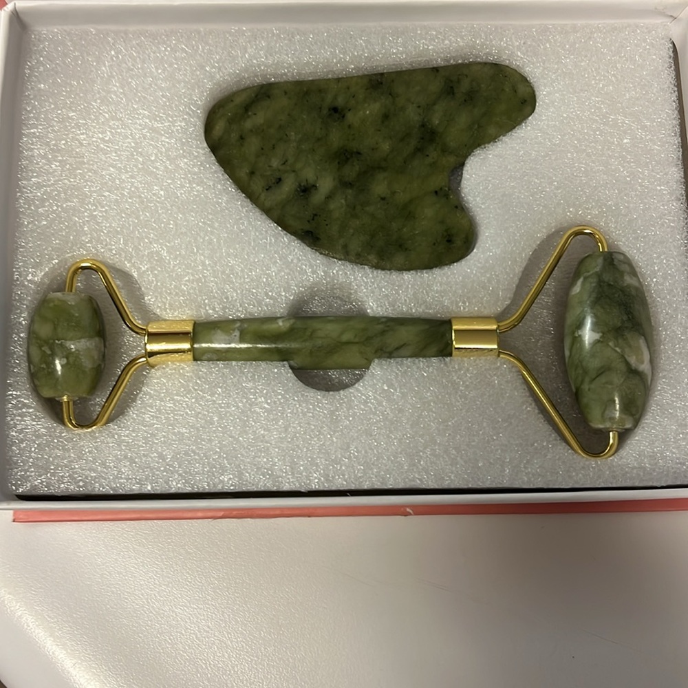 NWT Jade Roller & Gua Sha Set